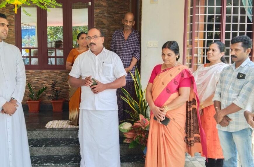 കോഴിയും കൂടും വിതരണം ചെയ്തു