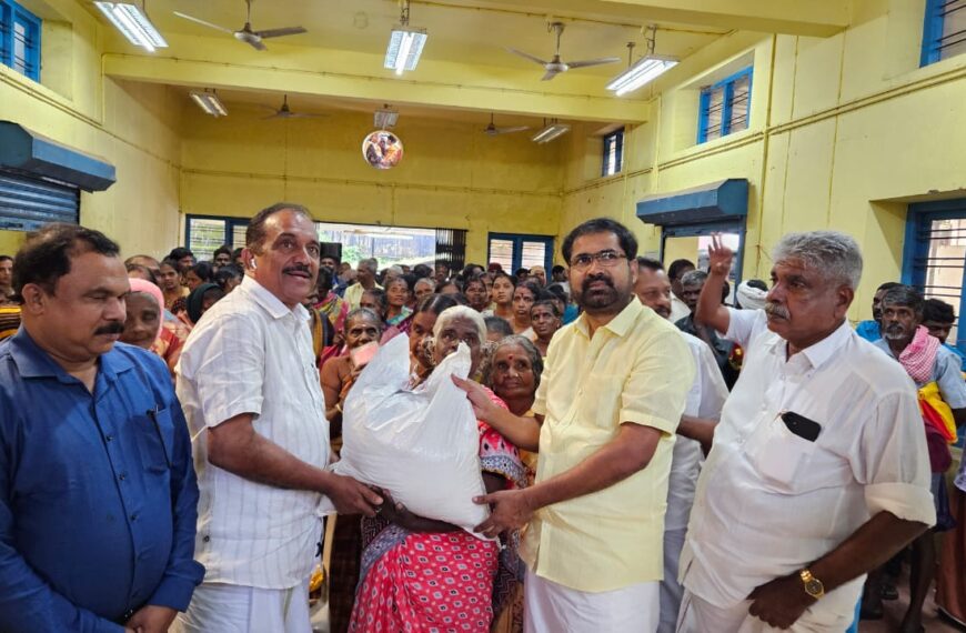 ഓണക്കിറ്റ് സമ്മാനിച്ച് ബെന്നി ബഹനാൻ എം പി
