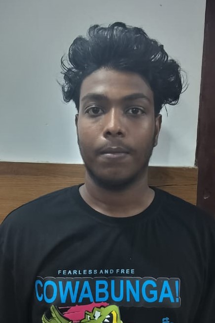 അന്തിക്കാട് : അന്തിക്കാട് പോലീസ് സ്റ്റേഷൻ പരിധിയിൽ  ഇക്കഴിഞ്ഞ ഫെബ്രുവരി 28-ാം  തീയതി രാവിലെ 09.15 മണിയോടെ സ്കൂട്ടറിൽ വരികയായിരുന്ന മനക്കൊടി സ്വദേശിയായ  പള്ളിപ്പുറത്ത്കാരൻ വീട്ടിൽ അഷയ് 25 വയസ് എന്നയാളെ മനക്കൊടി കുന്ന് സെന്ററിൽ വെച്ച്  തുറിച്ചു നോക്കിയതിലുള്ള വിരോധത്താൽ ഇപ്പോൾ മനക്കൊടിയിൽ താമസിക്കുന്ന പാന്തോടുള്ള പള്ളിയിൽ വീട്ടിൽ പ്രത്യുഷ്  , കിരൺ   
എന്നിവർ ചേർന്ന്   കൈ കൊണ്ട് മുഖത്ത് ഇടിച്ച് ഗുരുതര പരിക്കേൽപ്പിക്കുകയും നെഞ്ചിലിടിച്ച് കൊലപ്പെടുത്താൻ ശ്രമിക്കുകയും ചെയ്ത കാര്യത്തിന് പ്രത്യുഷ് 26 വയസ്സ് , കിരൺ 20 വയസ്സ്,  എന്നിവരെ അന്തിക്കാട് പോലീസ് അറസ്റ്റ് ചെയ്തു.

പ്രത്യുഷിൻ്റെ പേരിൽ ചേർപ്പ് പോലീസ് സ്റ്റേഷനിൽ 2016 ൽ ഒരു കവർച്ചക്കേസും, അന്തിക്കാട് പോലീസ് സ്റ്റേഷനിൽ 2020 ൽ രണ്ട് വധശ്രമക്കേസും, 2022 ൽ ഒരു കവർച്ച കേസും, 2024 ൽ മയക്കുമരുന്ന് ഉപയോഗിച്ചതിനുള്ള കേസുമുണ്ട്...

കിരണിൻ്റെ പേരിൽ 2022 ൽ അന്തിക്കാട് പോലീസ് സ്റ്റേഷനിൽ ഒരു അടിപിടി കേസും 2021 ൽ മറ്റൊരു അടിപിടി കേസും ഉണ്ട്

അന്തിക്കാട് പോലീസ് സ്റ്റേഷൻ  സബ്ബ് ഇൻസ്പെക്ടർ  സുബിൻ,  ജോസി,  പോലീസ് ഉദ്യോഗസ്ഥരായ   ശിവകുമാർ, ഫൈസൽ  എന്നിവർ ചേർന്നാണ് പ്രതികളെ അറസ്റ്റ് ചെയ്തത്.