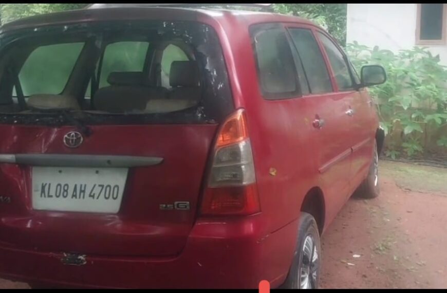 വീട്ട് മുറ്റത്ത് കിടന്ന കാർ കാട്ടാന തകർത്തു