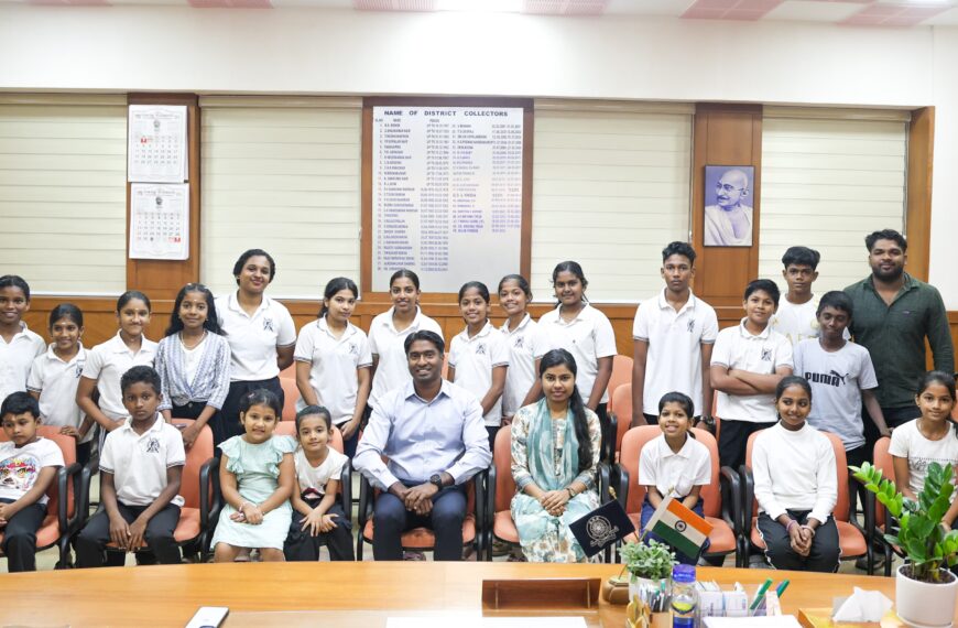 കളരിവിദ്യയുമായി കുട്ടിക്കൂട്ടം കളക്ടറെ കാണാനെത്തി