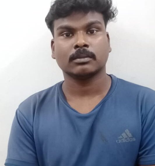മൂർക്കനാട് ഇരട്ടക്കൊലപാതക കേസിൽ ഒരു വർഷമായി ഒളിവിലായിരുന്ന പ്രതിയെ തൃശൂർ റൂറൽ ജില്ലാ പോലീസ് മേധാവി ബി.കൃഷ്ണകുമാർ ഐ.പി.എസ്. ൻ്റെ പ്രത്യേക അന്വേഷണ സംഘം ബാഗ്ലൂരിൽ നിന്നും പിടികൂടി ജയിലിലടച്ചു