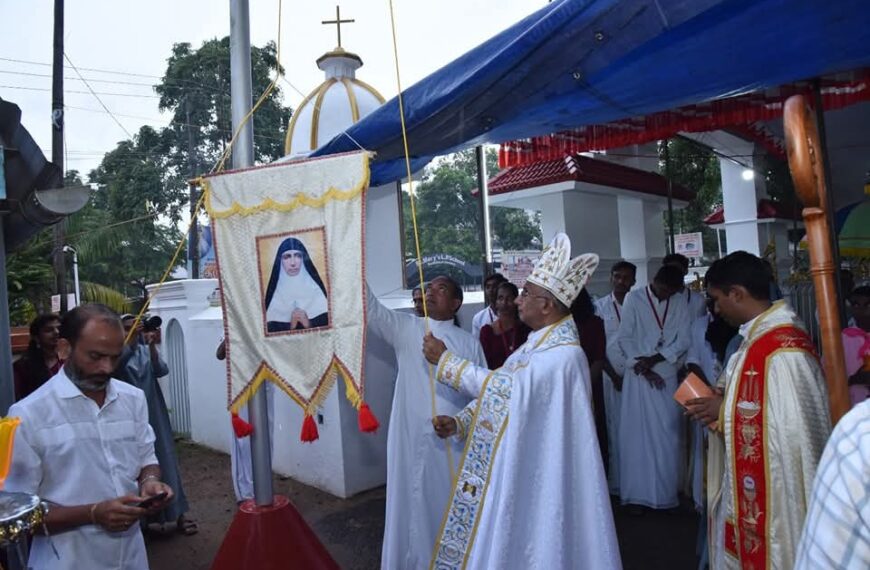 കുഴിക്കാട്ടുശ്ശേരിയിൽ വിശുദ്ധ മറിയം ത്രേസ്യയുടെ തിരുനാൾ കൊടിയേറി