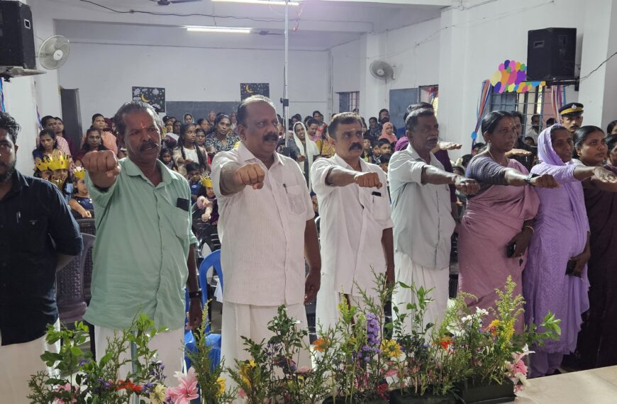 ലഹരിക്കെതിരെ പ്രതിജ്ഞ ചൊല്ലി കുരുന്നുകൾ വിദ്യാലയത്തിലേക്ക് പ്രവേശിച്ചു