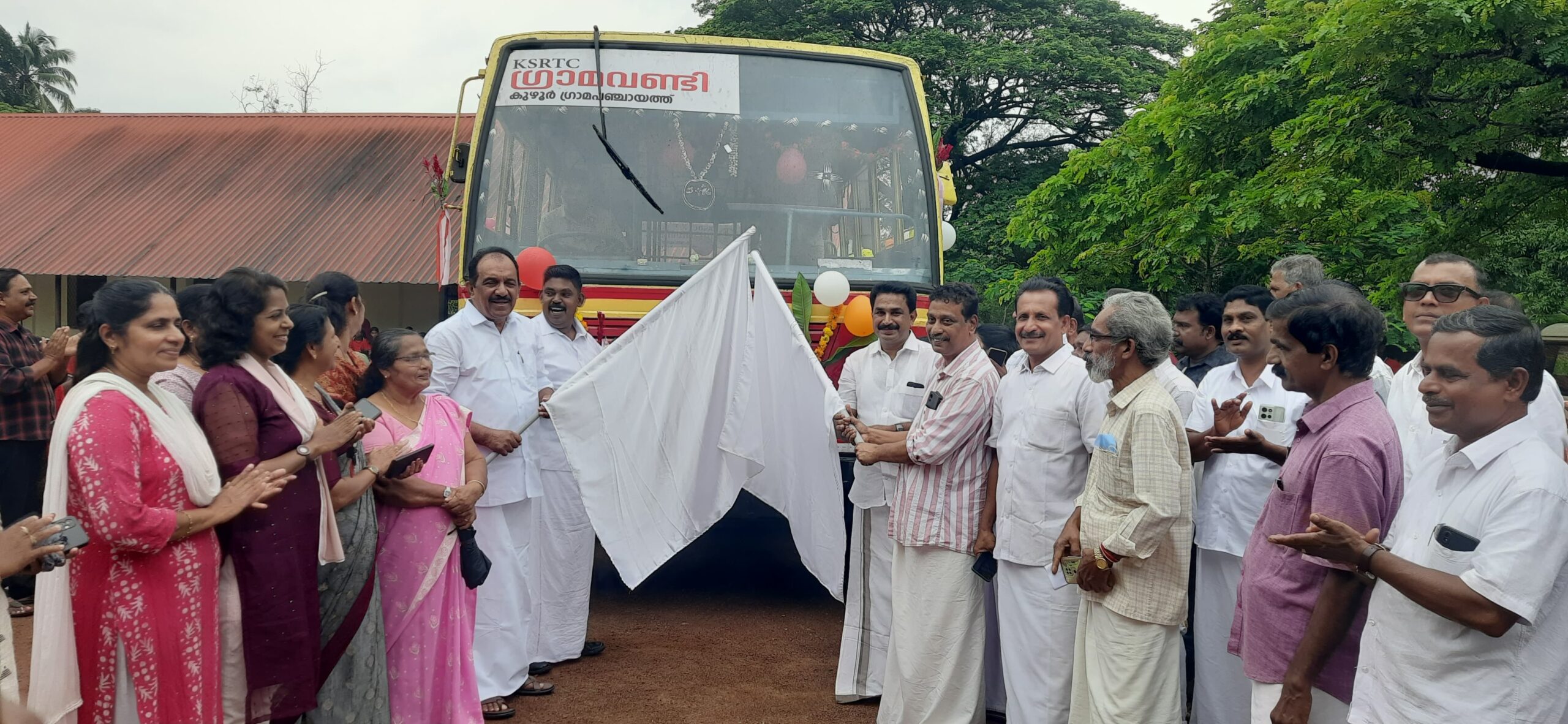 യാത്രകൾ സഫലമാക്കാൻകുഴൂരിൽ ഗ്രാമവണ്ടിയെത്തി